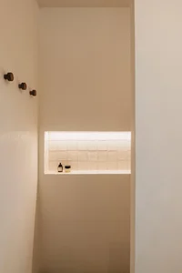 Creative Architecture: A Stunning One-Story Home Built on a Challenging Triangular Plot - image 1