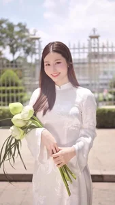 Elegant Vietnamese Ao Dai Fashion: Celebrities at the Historic Independence Palace - image 2