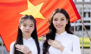 Elegant Vietnamese Ao Dai Fashion: Celebrities at the Historic Independence Palace - image 7