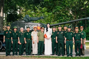 Elegant Vietnamese Ao Dai Fashion: Celebrities at the Historic Independence Palace - image 1