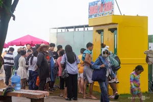 Vung Tau Beach Overwhelmed by Tourists During Tet Holiday Rush - image 1
