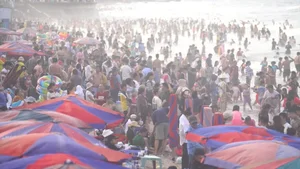 Vung Tau Beach Overwhelmed by Tourists During Tet Holiday Rush - image 7