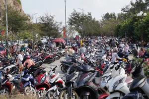 Vung Tau Beach Overwhelmed by Tourists During Tet Holiday Rush - image 9