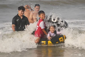Vung Tau Beach Overwhelmed by Tourists During Tet Holiday Rush - image 8
