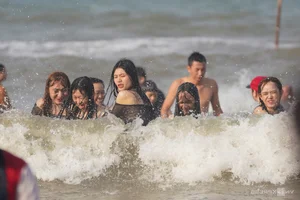 Vung Tau Beach Overwhelmed by Tourists During Tet Holiday Rush - image 3
