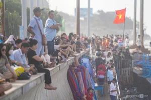 Vung Tau Beach Overwhelmed by Tourists During Tet Holiday Rush - image 2