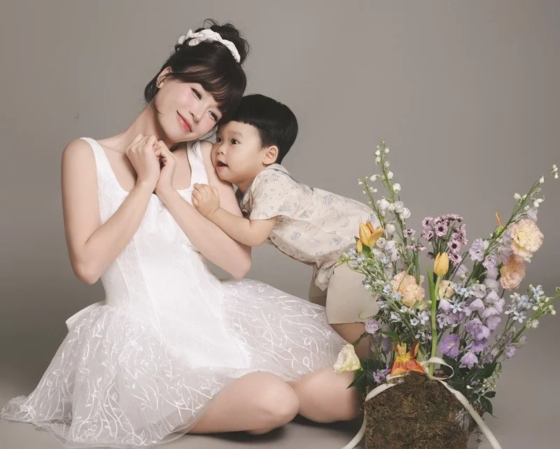 Vietnamese Celebrity Sam’s Postpartum Glow: Heartwarming Photos with Her Newborn Twins in a Stylish Nursery – Motherhood Inspiration and Family Bliss
