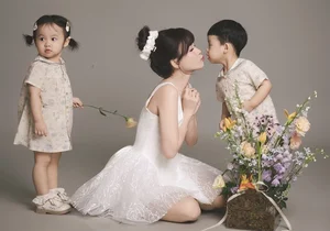 Vietnamese Celebrity Sam’s Postpartum Glow: Heartwarming Photos with Her Newborn Twins in a Stylish Nursery – Motherhood Inspiration and Family Bliss - image 2
