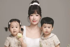 Vietnamese Celebrity Sam’s Postpartum Glow: Heartwarming Photos with Her Newborn Twins in a Stylish Nursery – Motherhood Inspiration and Family Bliss - image 1