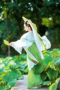 Xiao Du Tong Xue: Elegant Sunset Creek Portrait Series from YiTuYu Art Language Vol.9376 - Aesthetic Outdoor Lifestyle Photography - image 18