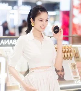 Nong Poy’s Timeless Beauty: Reflecting on 20 Years Since Her Iconic Transition and Global Success - image 8