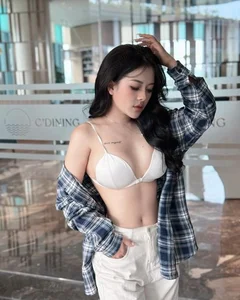 Gym Influencer Addresses Controversy Over Viral Fitness Apparel and Workout Style - image 2