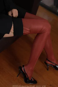 IESS Meizi Red and Black Collection: A Study in High-Contrast Legwear Fashion - image 9