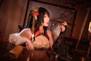 The Captivating Elegance of Coser Zyra  as Taihou - image 6