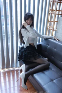 IESS Tuan Tuan: The Elegance of the Back Vertical Line - image 13