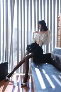 IESS Tuan Tuan: The Elegance of the Back Vertical Line - image 53
