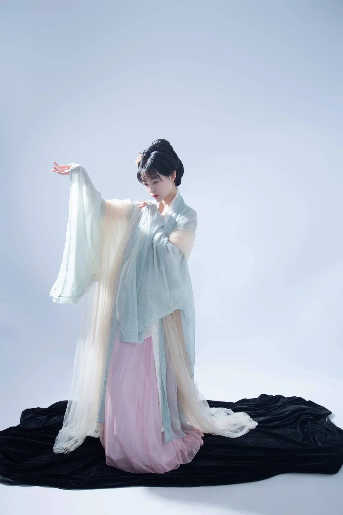 YiTuYu Art Language Vol.6044 Featuring Yi Xuan: A Masterclass in Portraiture