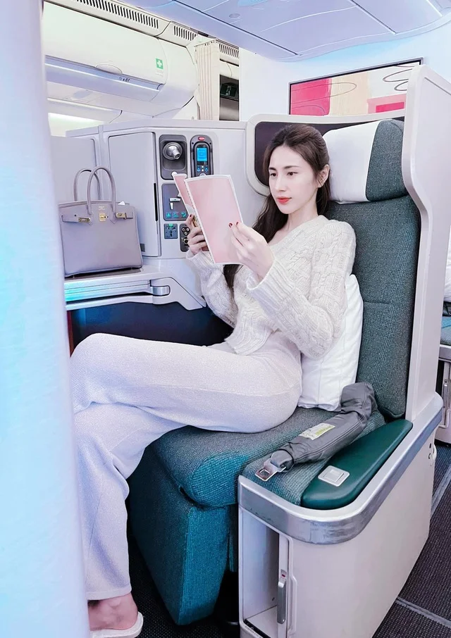 Singer Thuỷ Tiên Enjoys Family New Year Trip Amid Beauty Transformation Rumors