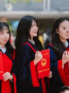 The Rise of the 'Pure Beauty' Aesthetic: Graduation Season's Most Viral Student - image 3