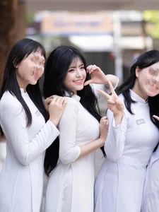 The Rise of the 'Pure Beauty' Aesthetic: Graduation Season's Most Viral Student - image 4