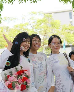 The Rise of the 'Pure Beauty' Aesthetic: Graduation Season's Most Viral Student - image 9