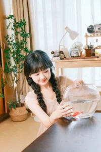 YiTuYu Art Language Vol.10224: Exploring Contemporary Portraiture with Xiao Li Hua Er in this 28-Photo Gallery - image 1