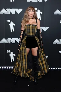 Taylor Swift and Lisa Shine on the VMAs 2024 Red Carpet: A Night of High Fashion and Music Excellence - image 7