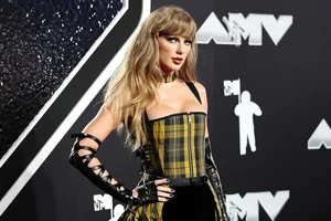 Taylor Swift and Lisa Shine on the VMAs 2024 Red Carpet: A Night of High Fashion and Music Excellence - image 9