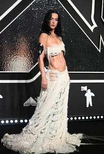 Taylor Swift and Lisa Shine on the VMAs 2024 Red Carpet: A Night of High Fashion and Music Excellence - image 13