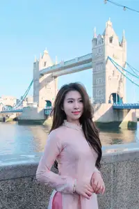 Elegant Pink Ao Dai at London's Tower Bridge: A Cultural Fusion - image 1