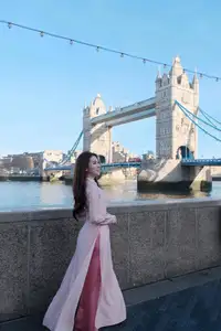 Elegant Pink Ao Dai at London's Tower Bridge: A Cultural Fusion - image 6