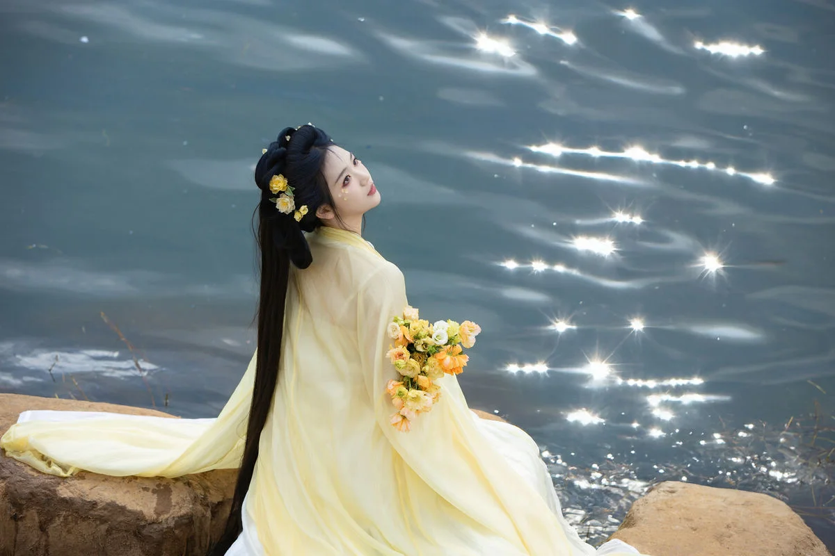 Ethereal Grace of Wan Jiang Ting in YiTuYu Art Language Vol.8851 by the Lake