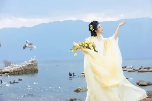 Ethereal Grace of Wan Jiang Ting in YiTuYu Art Language Vol.8851 by the Lake - image 4