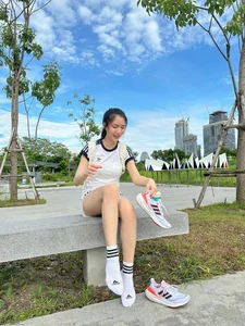 Beautiful Candy Seller Captivates Social Media with Fairy-Like Beauty and Passion for Running - image 3