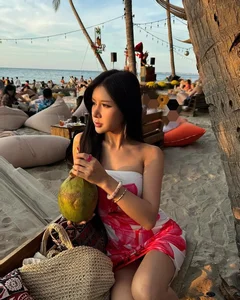 Xuan Ca Sets Social Media Ablaze with Stunning Beach Photoshoot to Start the Year - image 2