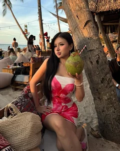 Xuan Ca Sets Social Media Ablaze with Stunning Beach Photoshoot to Start the Year - image 8
