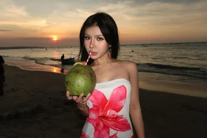 Xuan Ca Sets Social Media Ablaze with Stunning Beach Photoshoot to Start the Year - image 7