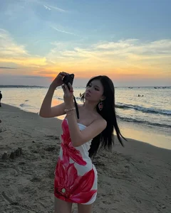 Xuan Ca Sets Social Media Ablaze with Stunning Beach Photoshoot to Start the Year - image 0