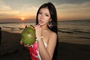 Xuan Ca Sets Social Media Ablaze with Stunning Beach Photoshoot to Start the Year - image 3