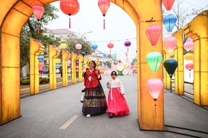Discover the Giant Lantern Street: A Must-Visit in East Hanoi - image 6