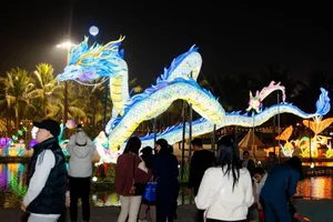 Discover the Giant Lantern Street: A Must-Visit in East Hanoi - image 3