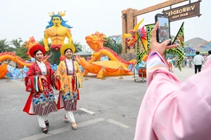 Discover the Giant Lantern Street: A Must-Visit in East Hanoi - image 11