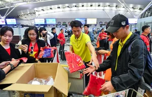 Vietnamese Fans Travel in Support of the ASEAN Cup Finals - image 2