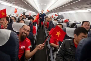Vietnamese Fans Travel in Support of the ASEAN Cup Finals - image 1