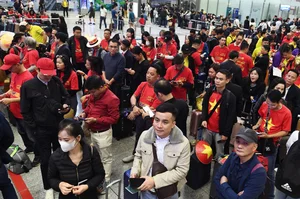 Vietnamese Fans Travel in Support of the ASEAN Cup Finals - image 9