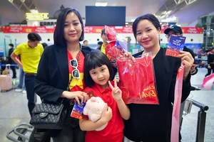 Vietnamese Fans Travel in Support of the ASEAN Cup Finals - image 4
