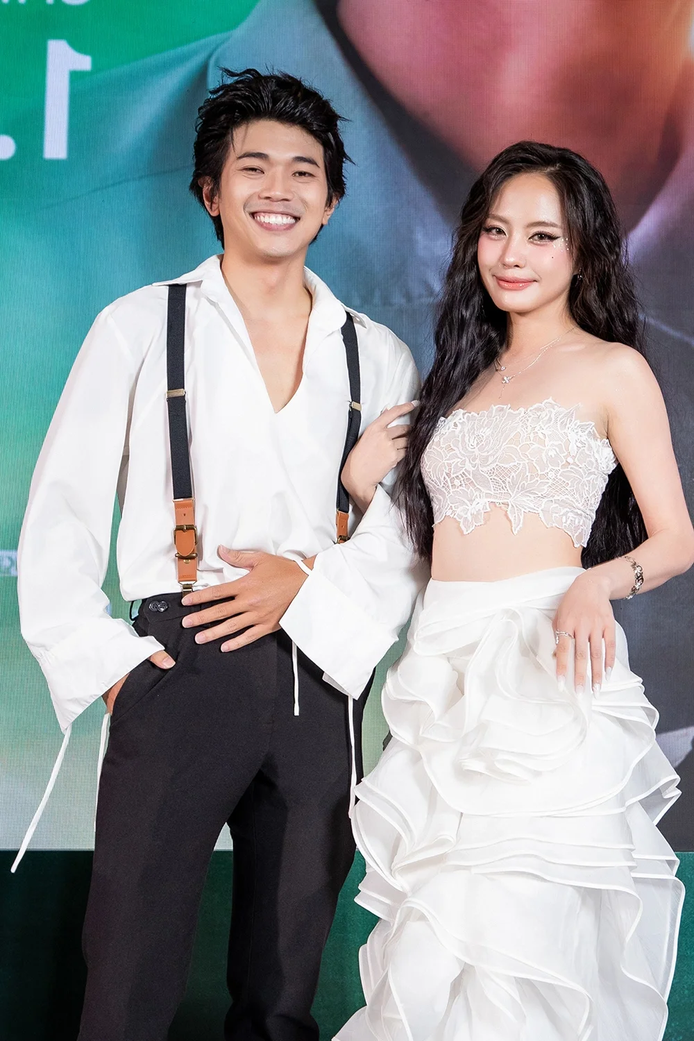 Singer Phan Mạnh Quỳnh and Wife Join Star-Studded Cast on the Red Carpet for Major Film Premiere