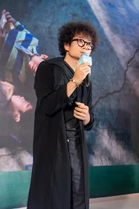 Singer Phan Mạnh Quỳnh and Wife Join Star-Studded Cast on the Red Carpet for Major Film Premiere - image 5