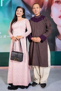 Singer Phan Mạnh Quỳnh and Wife Join Star-Studded Cast on the Red Carpet for Major Film Premiere - image 4