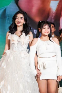 Singer Phan Mạnh Quỳnh and Wife Join Star-Studded Cast on the Red Carpet for Major Film Premiere - image 2